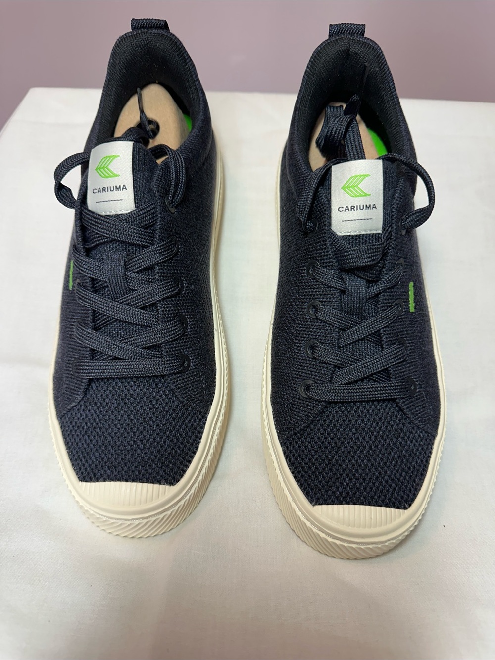 Cariuma Navy Knit Sneakers with Creamy White Sole and Green Logo W7.5 M6.   0029